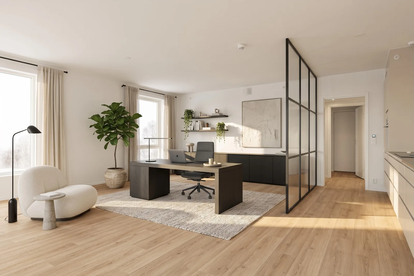 Le même espace en bureau épuré avec bureau en chêne foncé sur un tapis en laine, fauteuil en bouclette, étagères et verrière noire